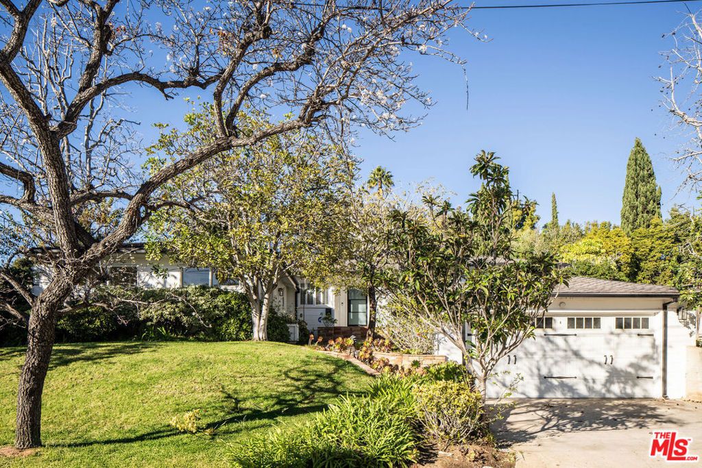 Photo of 12033 Kearsarge Street, Los Angeles, CA 90049 (MLS # 26637887)