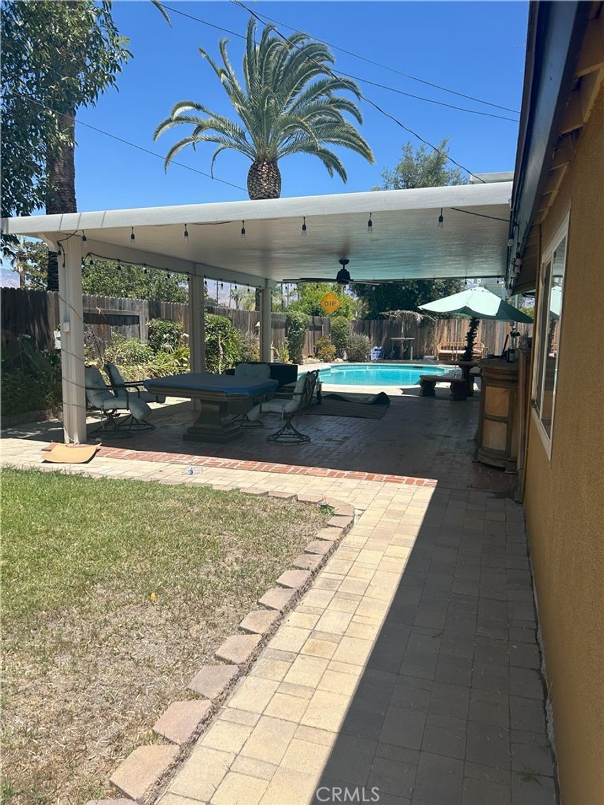 This Upstairs unit located in Redlands CA has been recently renovated. Comes fully furnished and with its own Private entrance, mini-split A/C, community pool & jacuzzi, assign parking space and not to mention ALL UTILITIES are INCLUDED. ASK about the rates for short term rental.