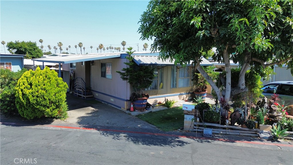 Spacious 4 bedroom, 2 bathroom mobile home in Anaheim with an open concept kitchen and living area and a 2-car carport. The layout offers functional living space for families or home office use. Located 7 minutes from Disneyland, with easy access to Anaheim GardenWalk, Anaheim Packing House, and the Honda Center. Ideal for primary residence or investment in a central, convenient location.
