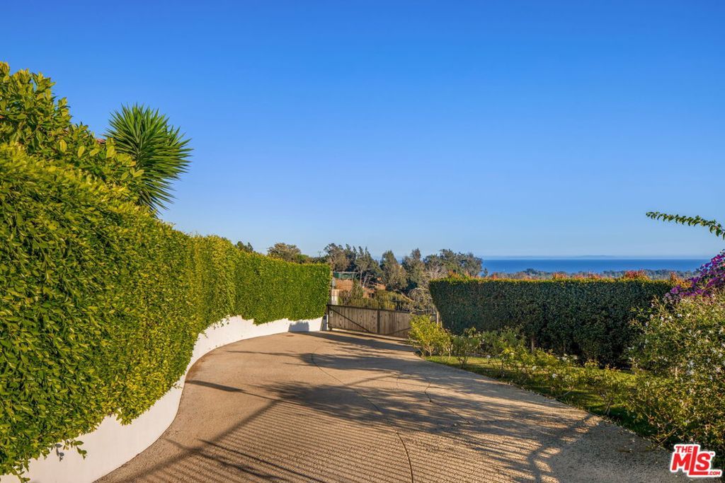 Photo of 6271 Zuma Mesa Drive, Malibu, CA 90265 (MLS # 25599495)