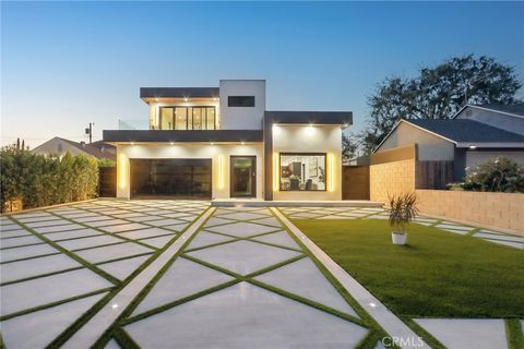 Photo of 2227 N Lamer Street, Burbank, CA 91504 (MLS # SR25266325)