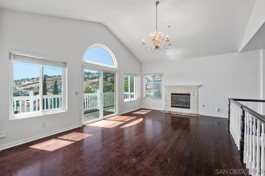 1229 La Mesa AVE
