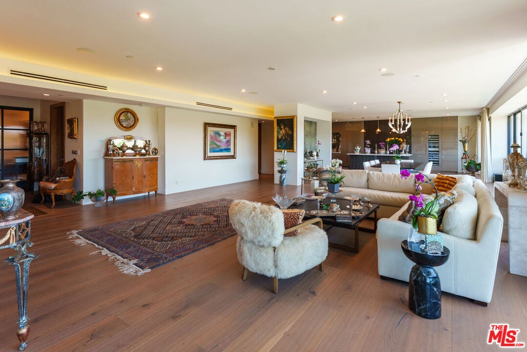 10551 WILSHIRE 702/703