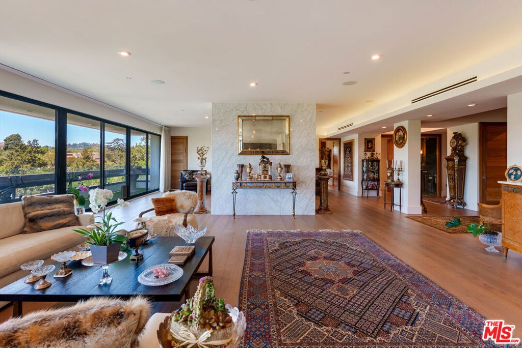 10551 WILSHIRE 702/703