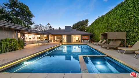 Photo of 602 N Whittier Drive, Beverly Hills, CA 90210 (MLS # 26664685)