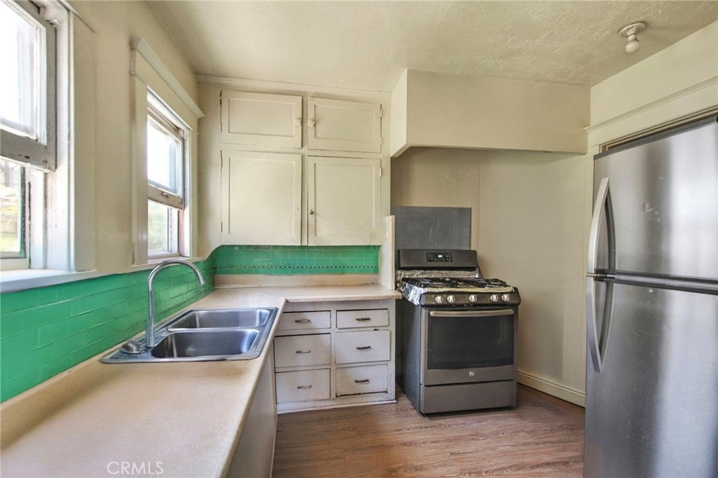 324 W 50th