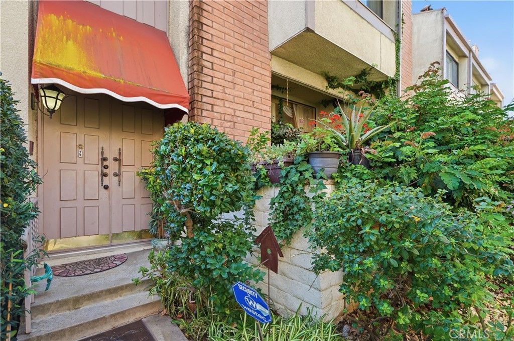 Photo of 5205 White Oak Avenue #3, Encino, CA 91316 (MLS # SR26045342)