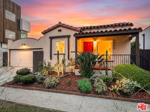 Photo of 5044 Pickford Street, Los Angeles, CA 90019 (MLS # 26632877)