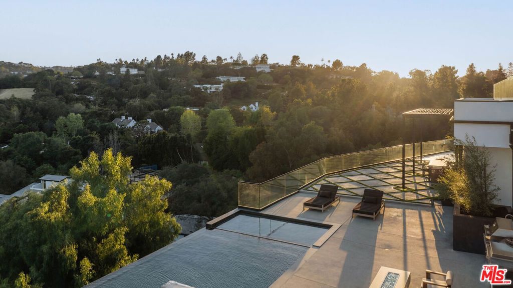 Photo of 15834 High Knoll Road, Encino, CA 91436 (MLS # 26669513)