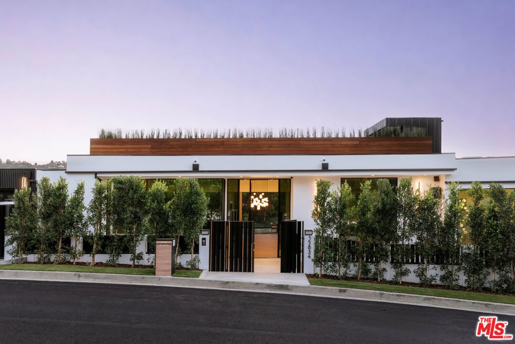 Photo of 15834 High Knoll Road, Encino, CA 91436 (MLS # 26669513)