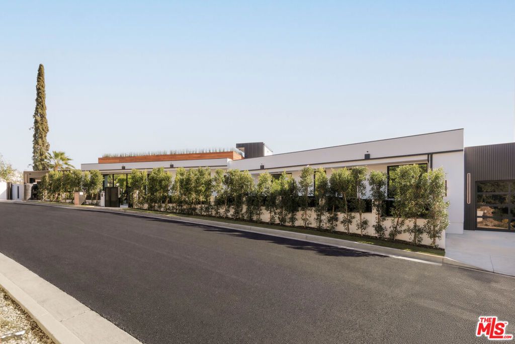 Photo of 15834 High Knoll Road, Encino, CA 91436 (MLS # 26669513)