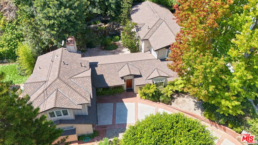 Photo of 601 Tuallitan Road, Los Angeles, CA 90049 (MLS # 25596705)