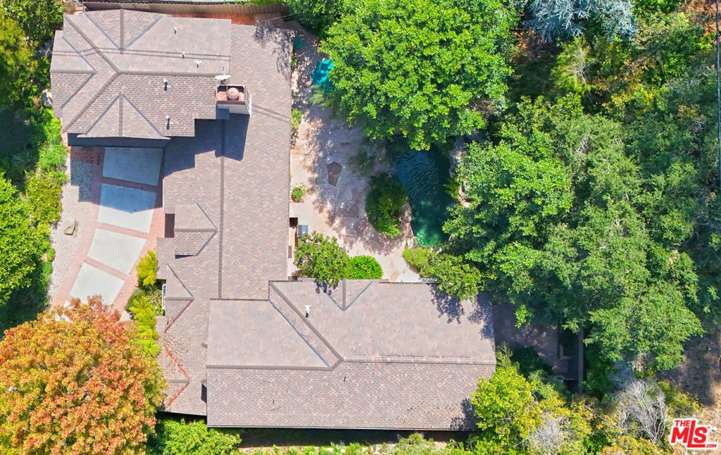 Photo of 601 Tuallitan Road, Los Angeles, CA 90049 (MLS # 25596705)