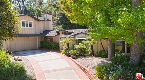 Photo of 601 Tuallitan Road, Los Angeles, CA 90049 (MLS # 25596705)