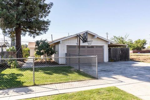 Photo of 377 W Alluvial Avenue, Pinedale, CA 93650 (MLS # ML82039489)