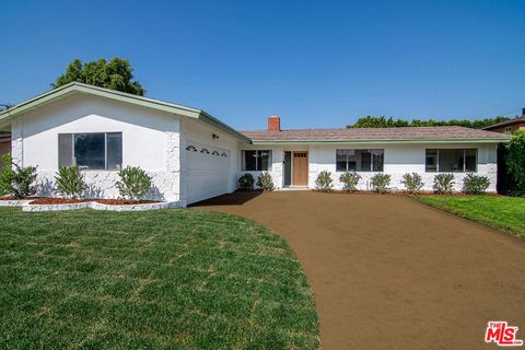 Photo of 6627 Lennox Avenue, Van Nuys, CA 91405 (MLS # 26830957)