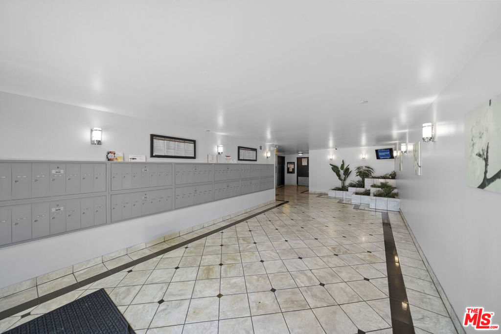 533 S St Andrews Place 203