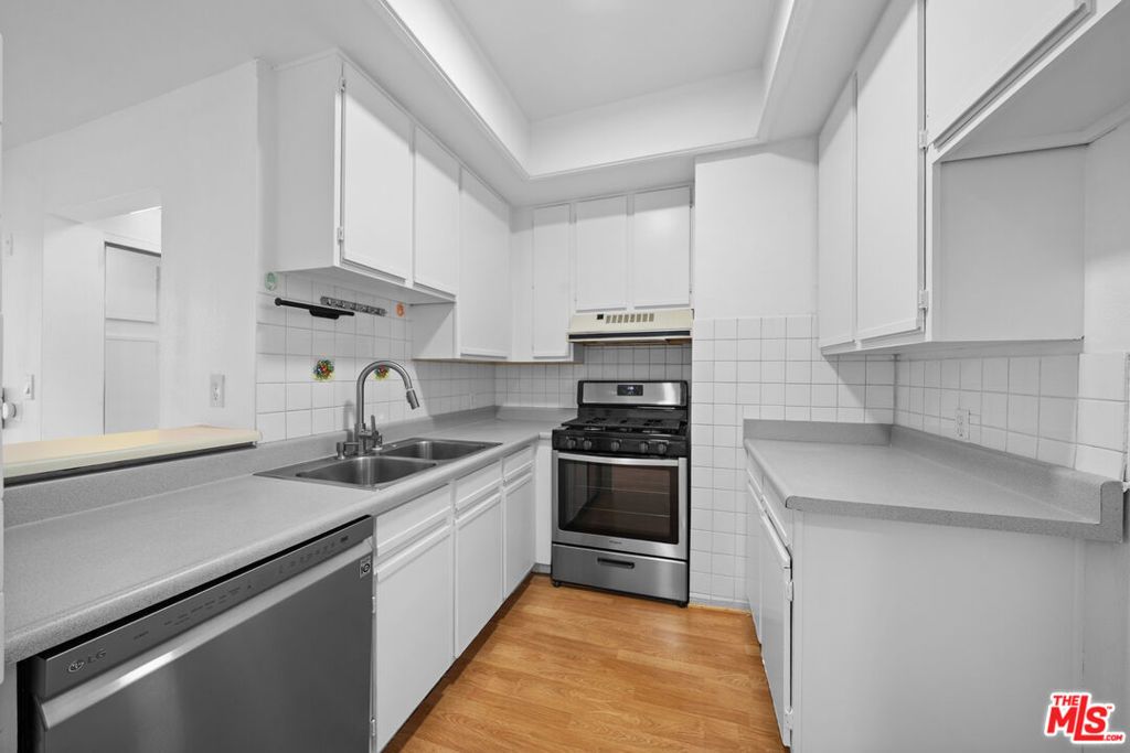 Photo of 533 S St Andrews Place #203, Los Angeles, CA 90020 (MLS # 25618019)