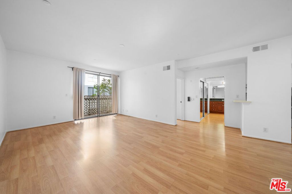 Photo of 533 S St Andrews Place #203, Los Angeles, CA 90020 (MLS # 25618019)