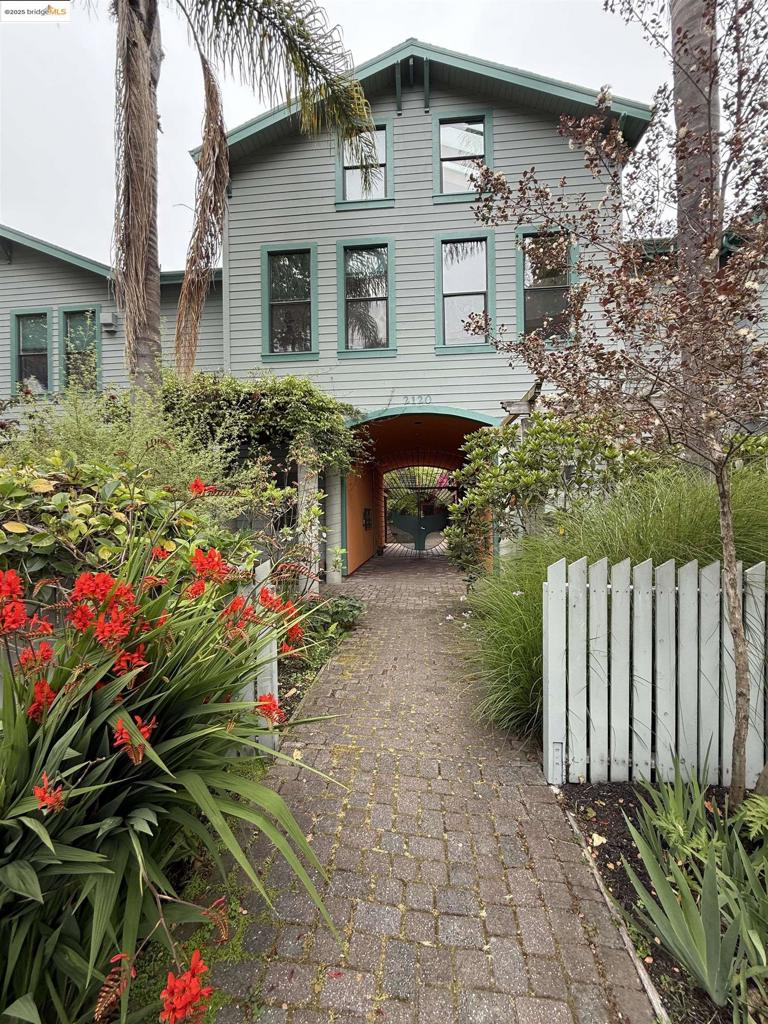 Airy & bright “Live-Work” loft unit with landscaped courtyard & garden outlooks in the gated Ocean View Lofts. Convenient location very near 4th Street shops, Aquatic Park, Berkeley AMTRAK station, Berkeley Bowl West, Ecole Bilingue, Vik’s Chaat, Sawtooth Bldg., and new Berkeley Commons Life Sciences campus. Gated off-street parking lot. Common laundry facility.