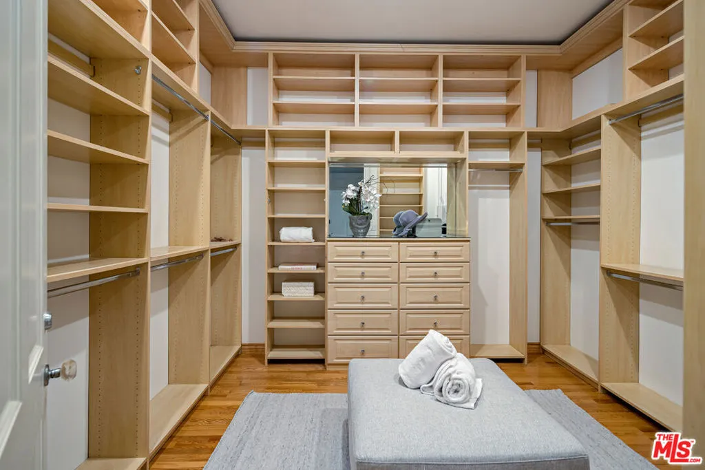 Los Angeles, California 90049, United States, 3 Bedrooms Bedrooms, ,3 BathroomsBathrooms,Residential,Pending,183928