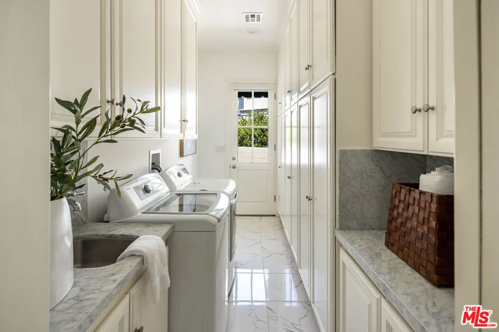 Los Angeles, California 90049, United States, 3 Bedrooms Bedrooms, ,3 BathroomsBathrooms,Residential,Pending,183928