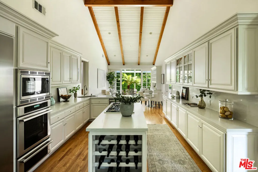 Los Angeles, California 90049, United States, 3 Bedrooms Bedrooms, ,3 BathroomsBathrooms,Residential,Pending,183928