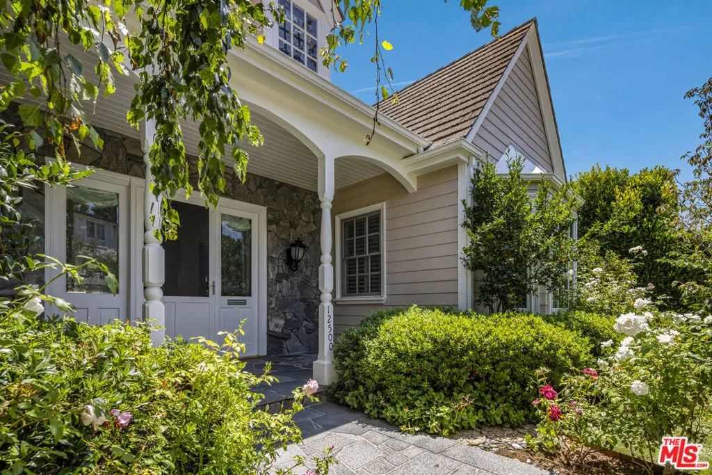 Los Angeles, California 90049, United States, 3 Bedrooms Bedrooms, ,3 BathroomsBathrooms,Residential,Pending,183928