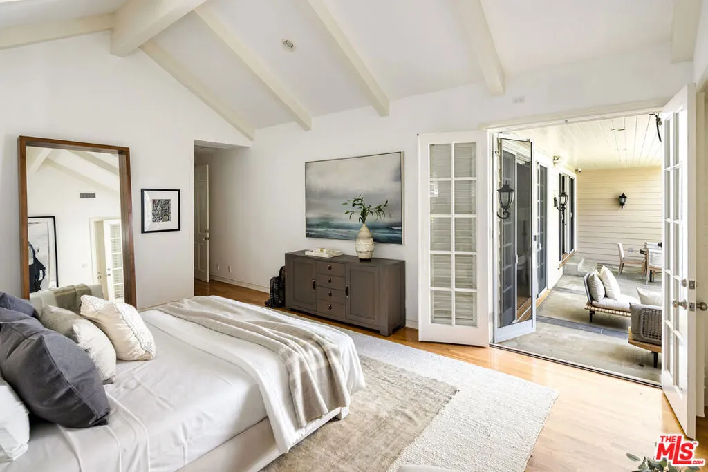 Los Angeles, California 90049, United States, 3 Bedrooms Bedrooms, ,3 BathroomsBathrooms,Residential,Pending,183928