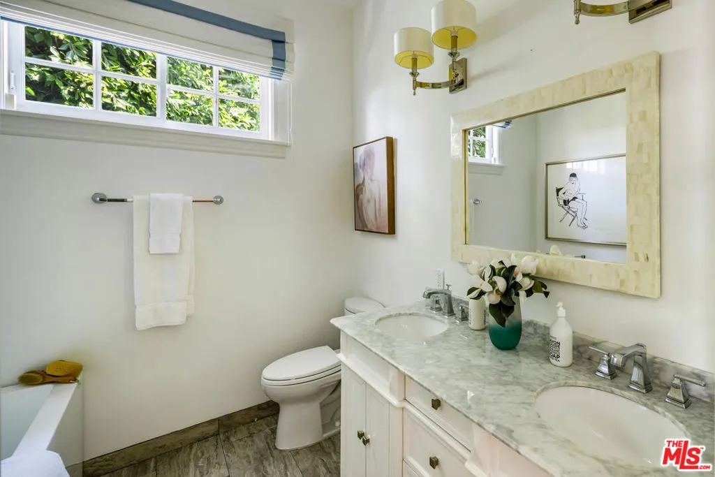 Los Angeles, California 90049, United States, 3 Bedrooms Bedrooms, ,3 BathroomsBathrooms,Residential,Pending,183928