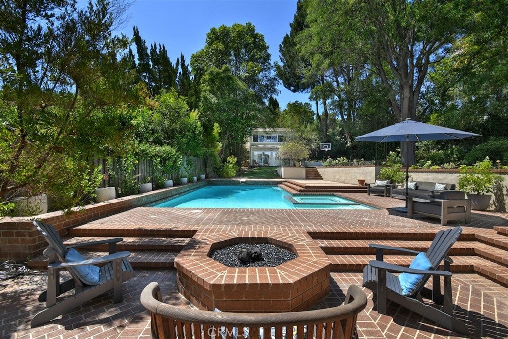 Photo of 4237 Ellenita AVE, Tarzana, CA 91356 (MLS # SR26172880)