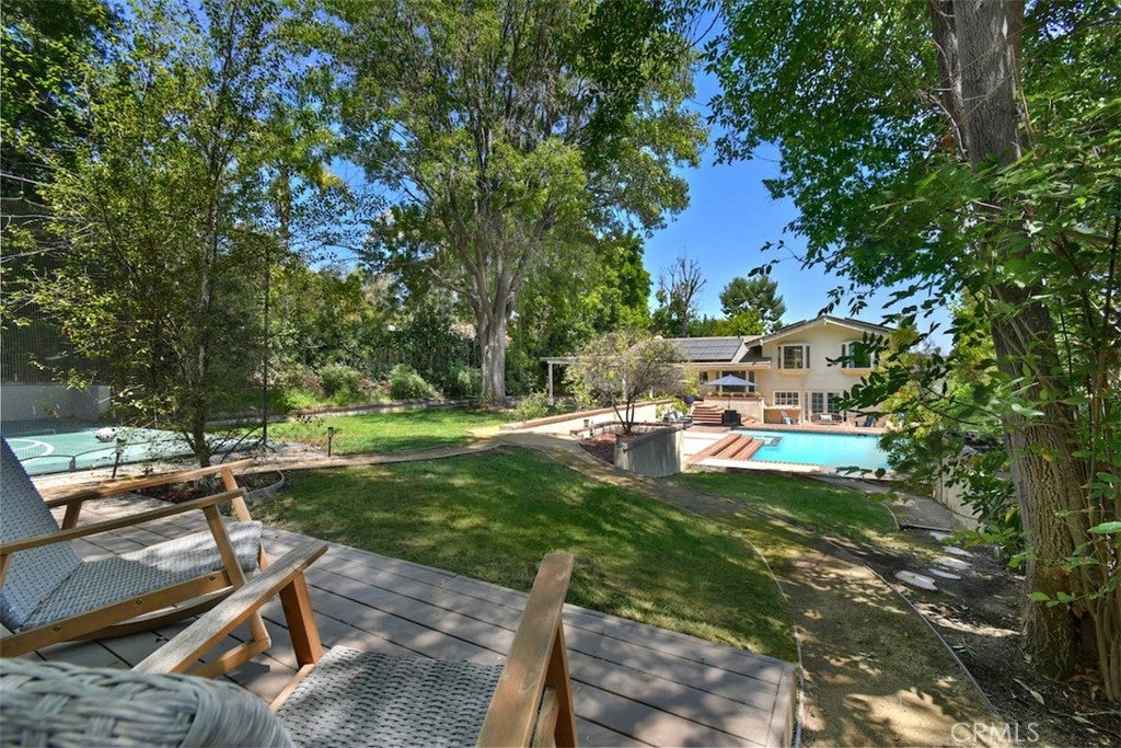 Photo of 4237 Ellenita AVE, Tarzana, CA 91356 (MLS # SR26172880)