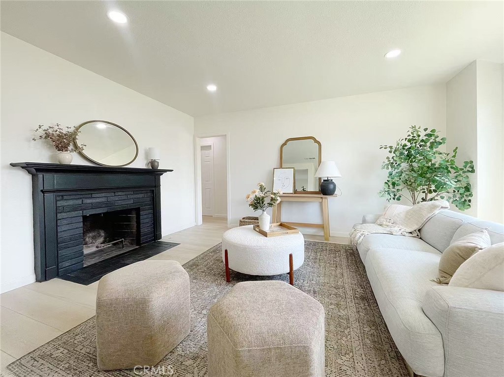 877 W Edna