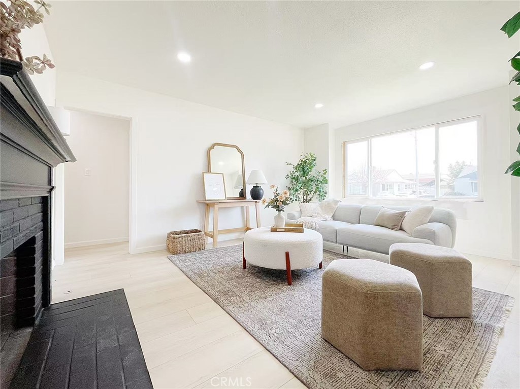 877 W Edna