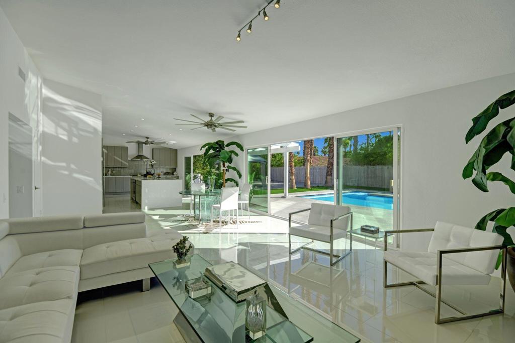 Los Compadres - Residential