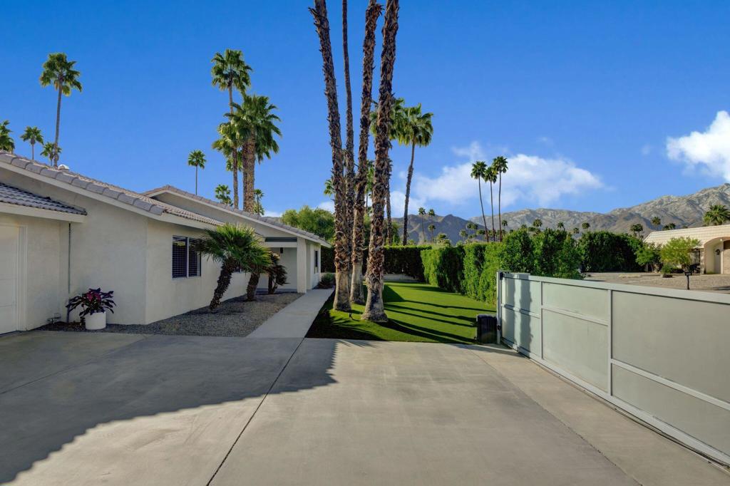 Los Compadres - Residential