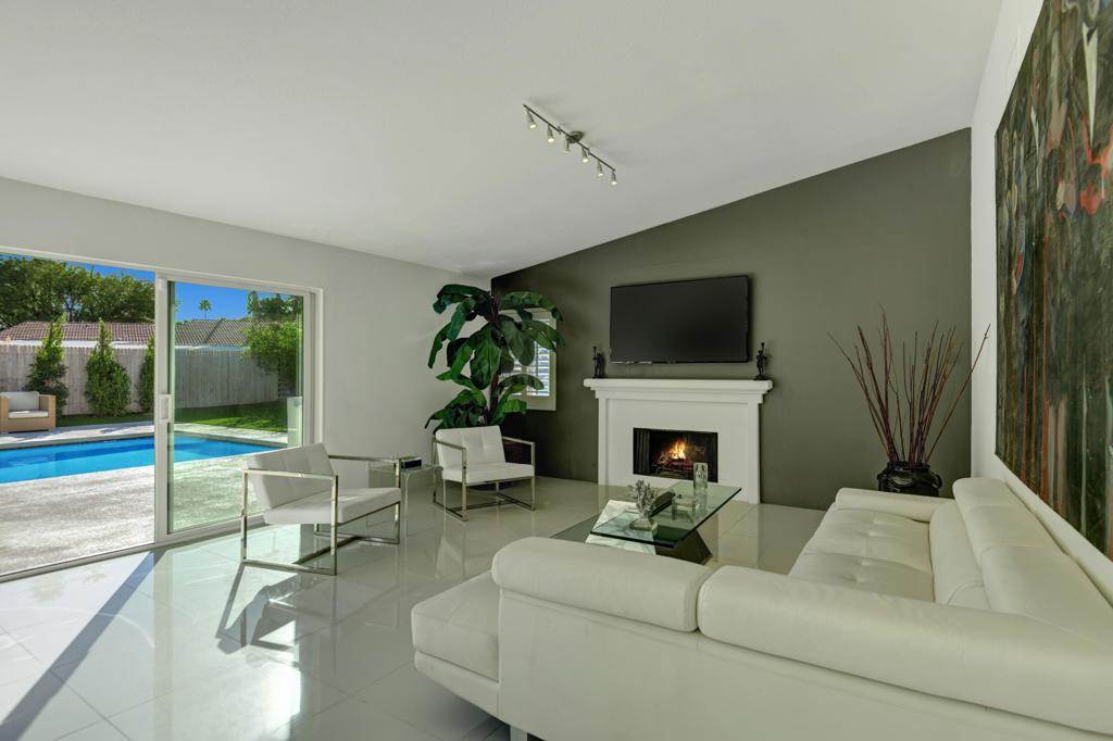 Los Compadres - Residential