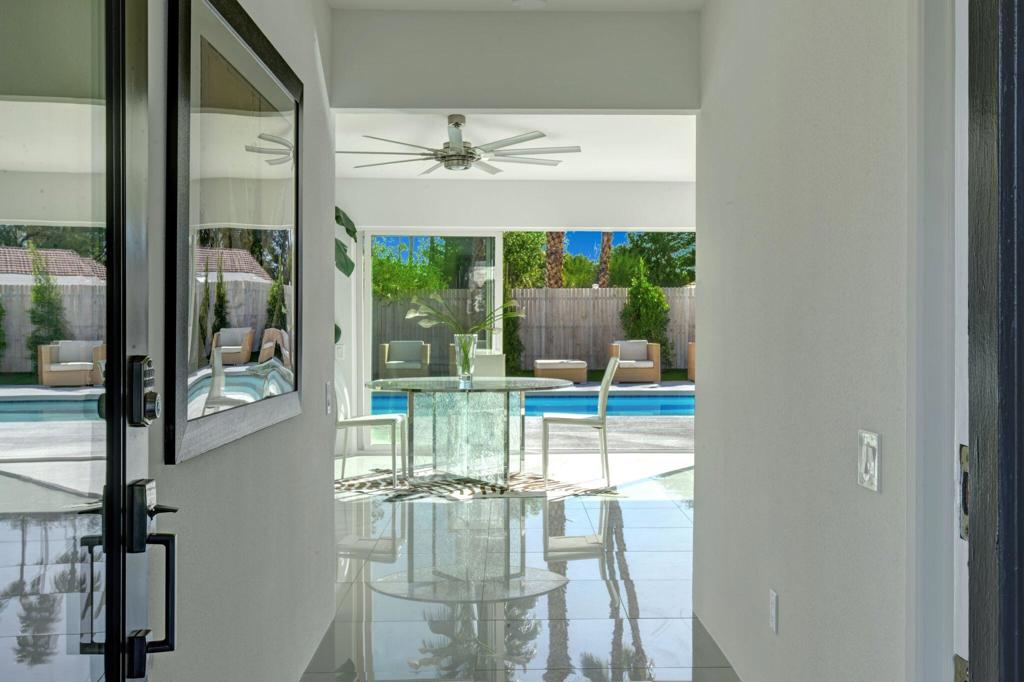 Los Compadres - Residential