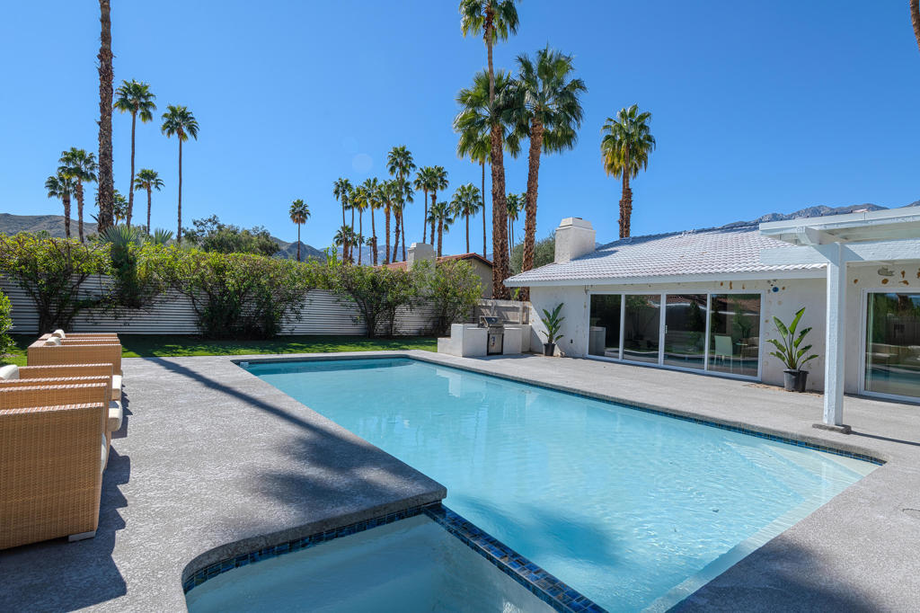 Los Compadres - Residential