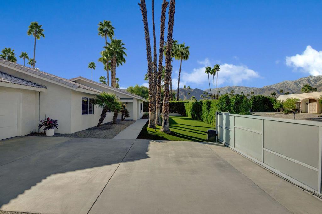 Los Compadres - Residential