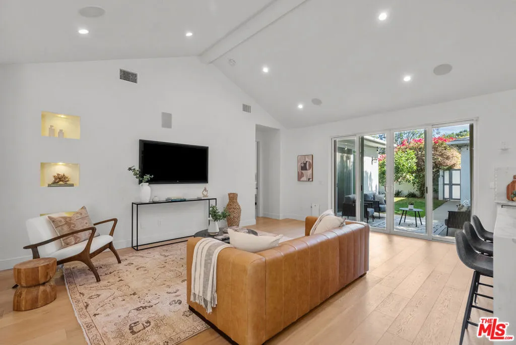 Encino, California 91436, United States, 3 Bedrooms Bedrooms, ,3 BathroomsBathrooms,Residential,Active,155872