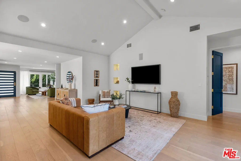 Encino, California 91436, United States, 3 Bedrooms Bedrooms, ,3 BathroomsBathrooms,Residential,Active,155872