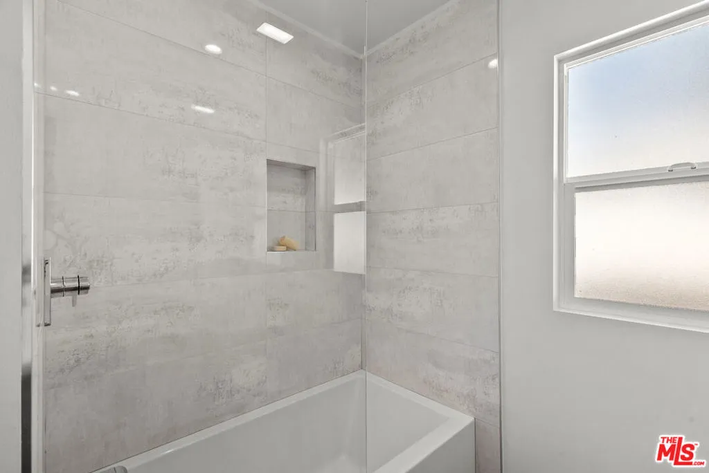 Encino, California 91436, United States, 3 Bedrooms Bedrooms, ,3 BathroomsBathrooms,Residential,Active,155872