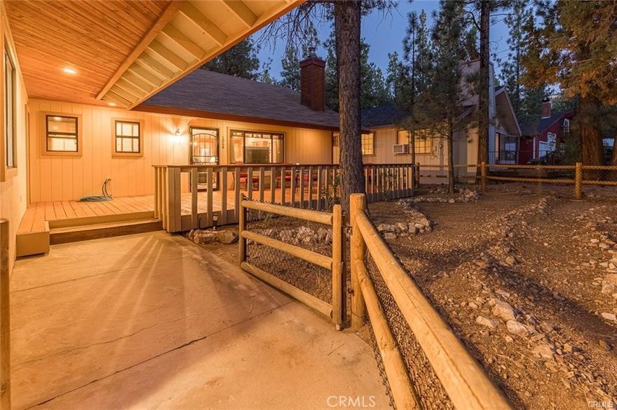 4 BD 2 BA HOME. PRIVATE DECK.SPACIOUS FENCED AND LEVEL LOT. EXTRA DEEP 2 CAR GARAGE. QUIET LOCAL NEIGHBORHOOD. THIS COZY HOME IS READY FOR FAMILY & FRIENDS. NEAR DOG PARK,  WALKING/ HIKING TRAILS, SLOPES, MTB TRAILS, BIG BEAR LAKE, BIG BEAR VILLAGE, BUT STILL PRIVATE AND QUIET.