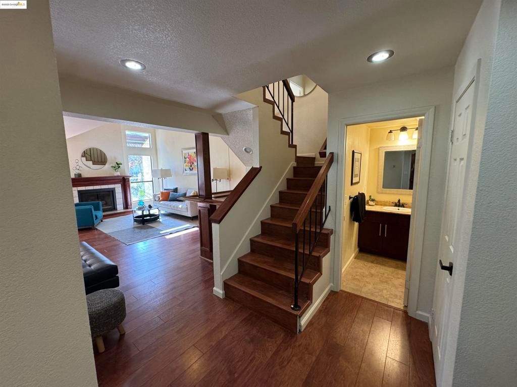 listing image 130723427724618866688