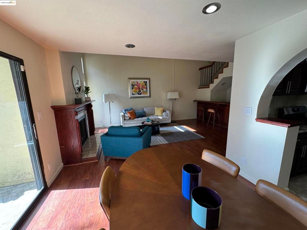 listing image 130723465041413296350