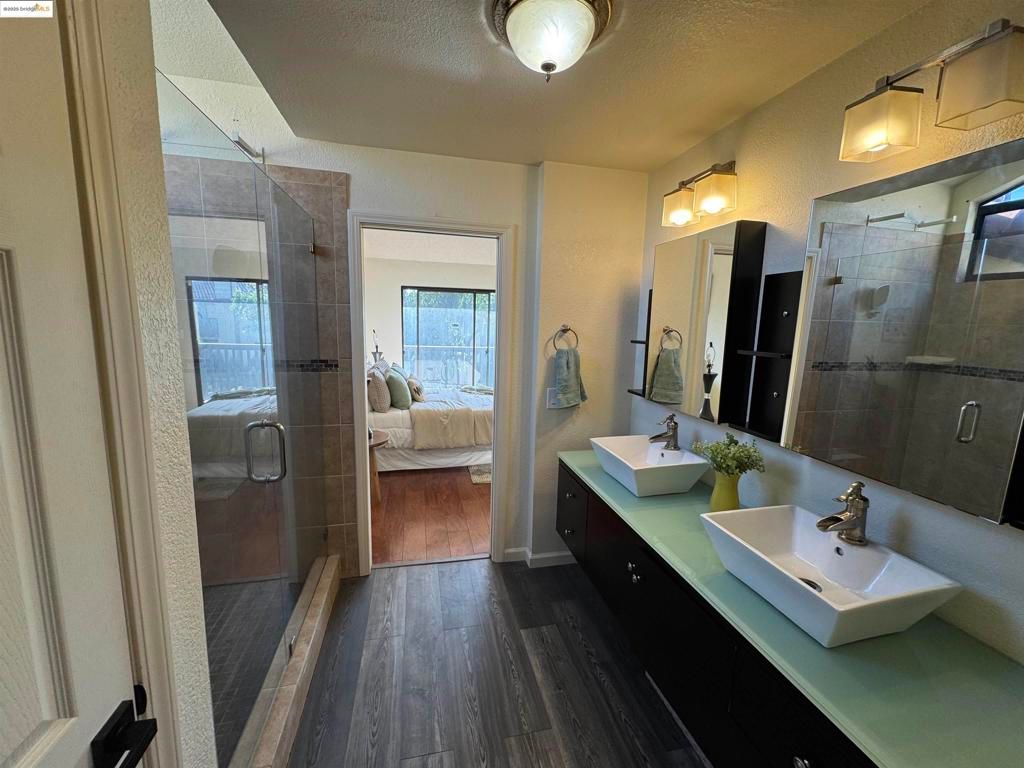 listing image 130722629778150179020