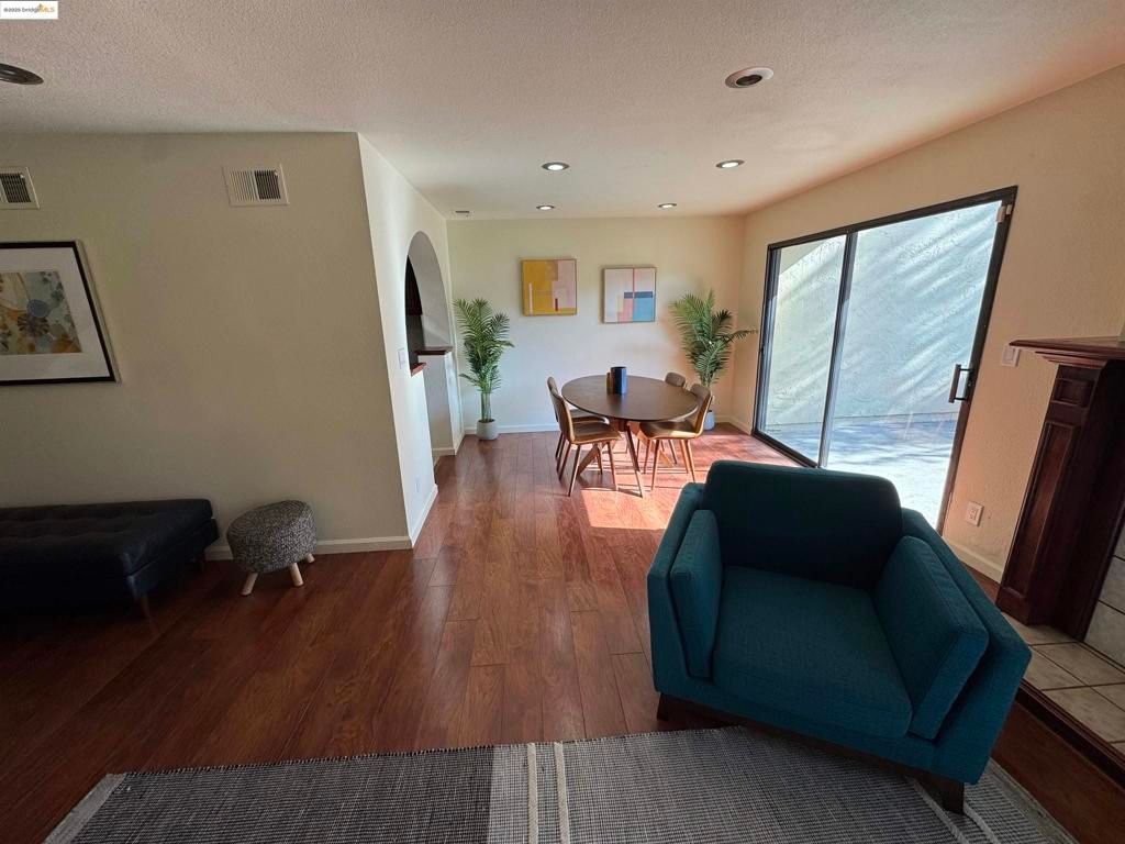 listing image 130725755804044625401