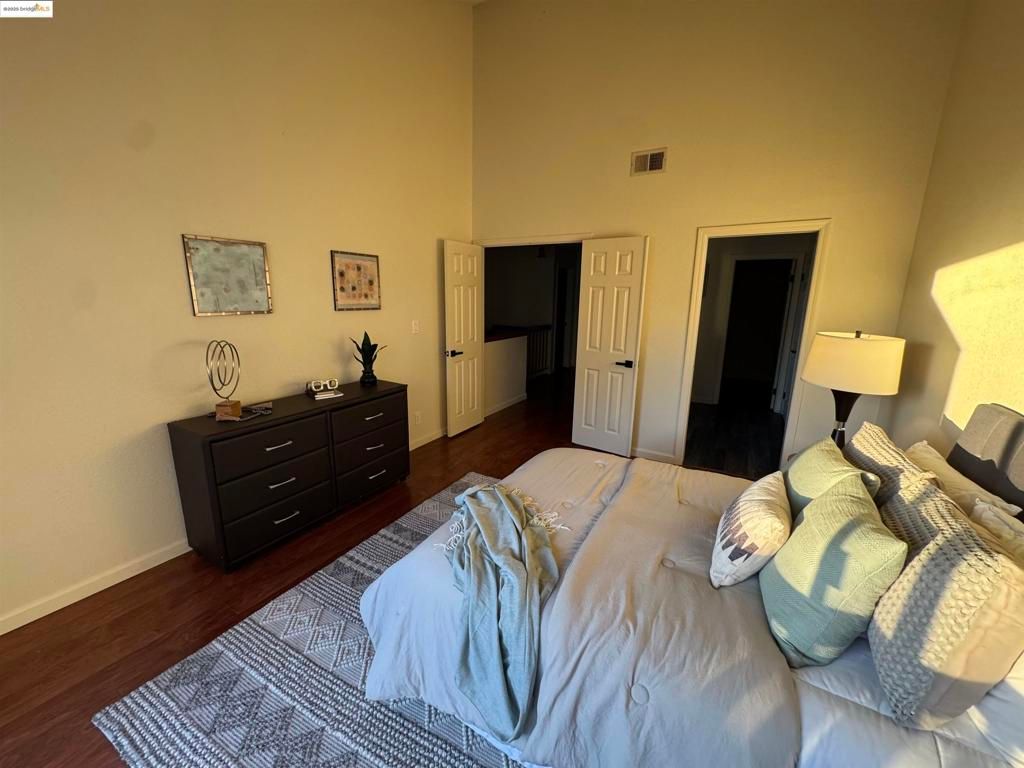 listing image 130721375676837517998