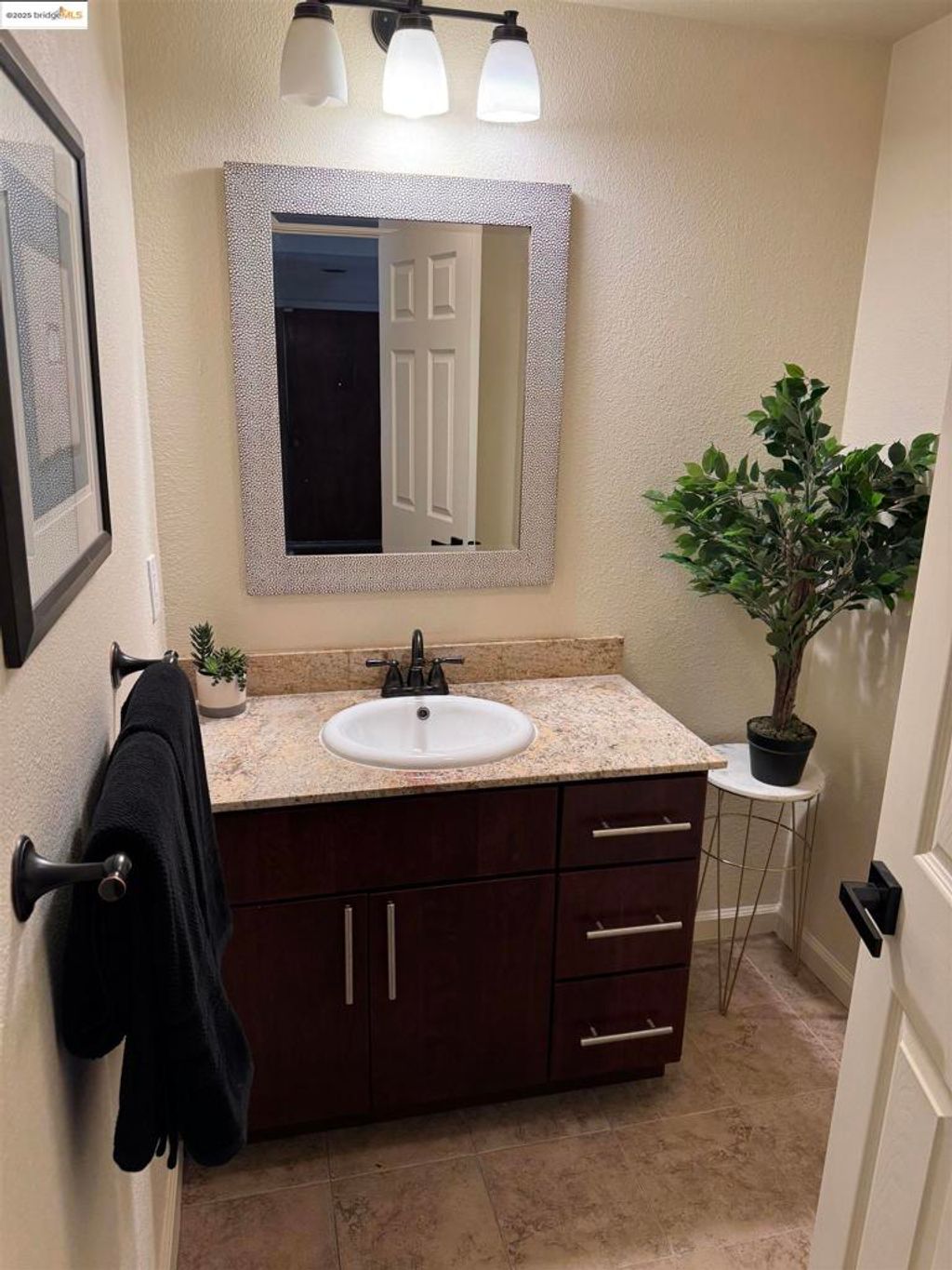 listing image 130724437837291536893